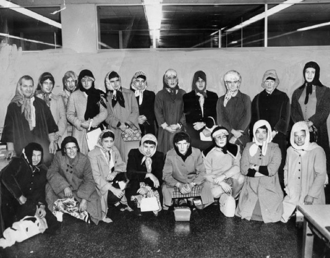 5.) LAPD officers dress as women to try and catch a purse snatcher in 1960.