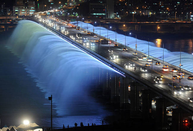 7.) The Banpo Bridge, Seoul, South Korea