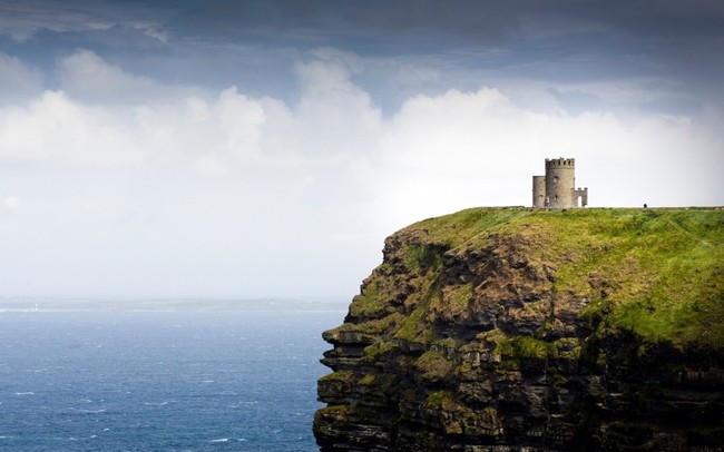 24.) O'Brien's Tower, County Clare, Ireland. Built in 1835. O'Brien's Tower is outmatched by its environment. Just look at those cliffs. Wow.