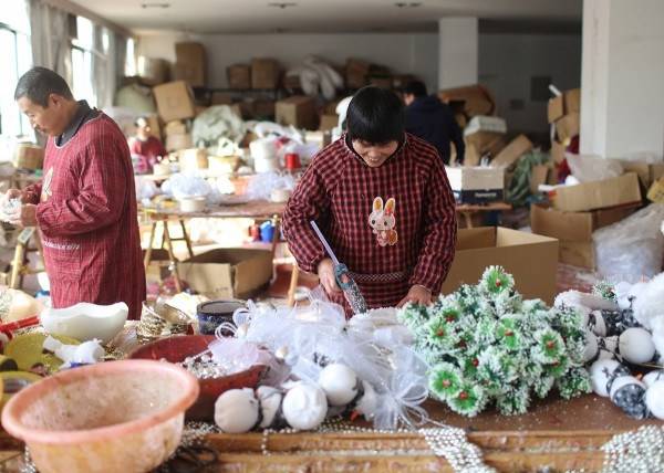 The "elves" that work in the Yiwu "Christmas village" are mainly migrant workers who work 12 hours a day and are paid $312 per month.