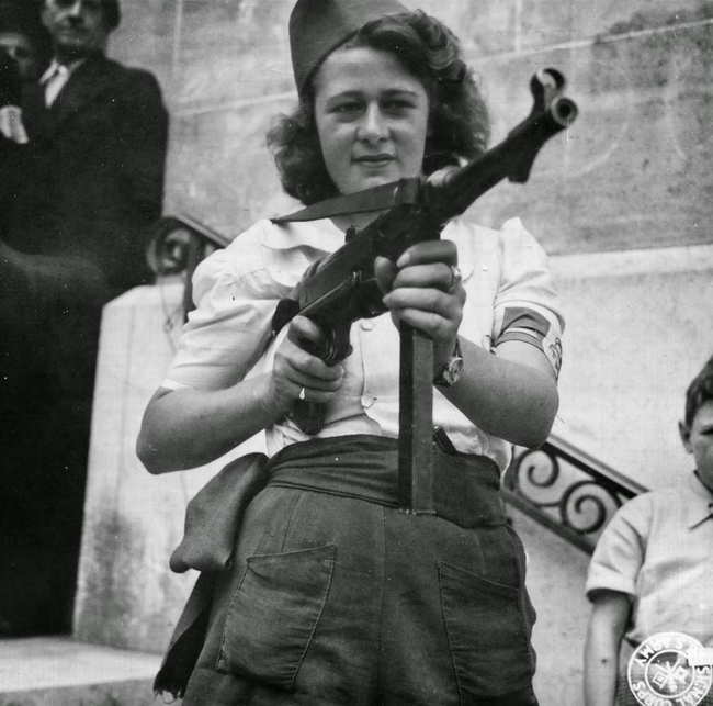 29.) Simone Segouin with a German MP 40.