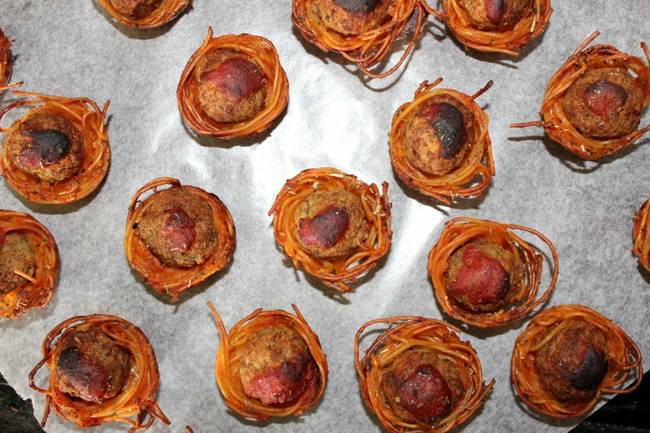 Cook your spaghetti and meatball poppers at 350 degrees for 25 minutes, or until their a little crispy like the ones below.