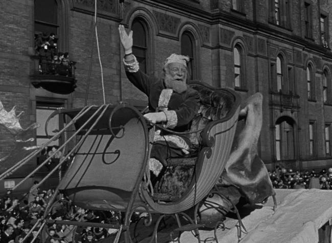 Edmund Gwenn really filled in as Santa for the 1946 Macy's Thanksgiving Day Parade, including addressing the crowd following the parade.