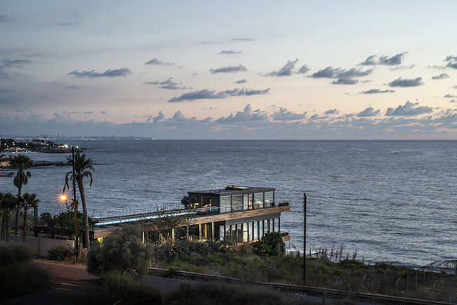 A wide shot of the gorgeous area surrounding Amchit Residence.