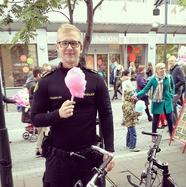 I kinda want to see Officer Lōgreglan eat tranquilly eat this cotton candy to the 'Cops' theme.