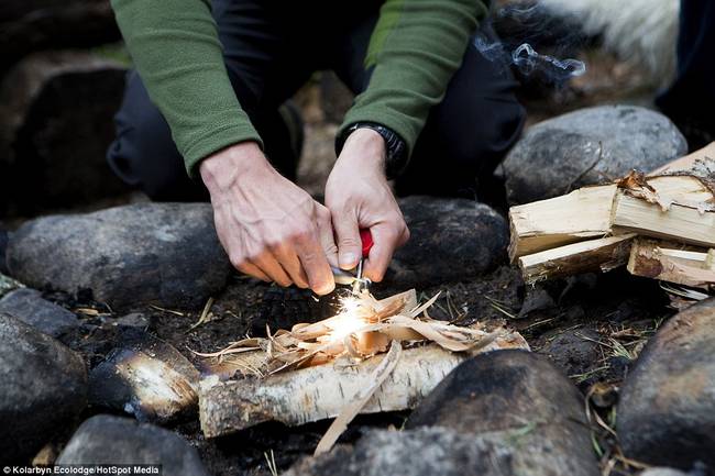 No electric heat here. You have to start your own campfires to keep nice and warm.