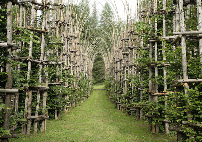 Each column consists of 1,800 fir poles, 600 chestnut branches, and 6,000 meters of hazel branches held together with wood, nails, and string.