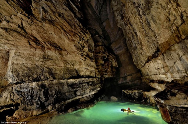 Like most caves, Er Wang Dong had many pools and submerged areas, which explorers had to keep an eye on if it was raining on the surface.