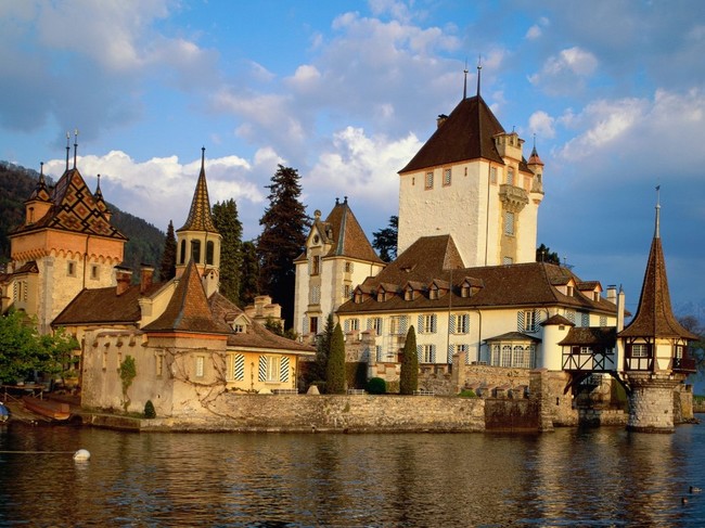 18.) Oberhofen Castle, Lake Thun, Switzerland. While not necessarily built with defense in mind, this castle is one of the most beautiful in Europe.