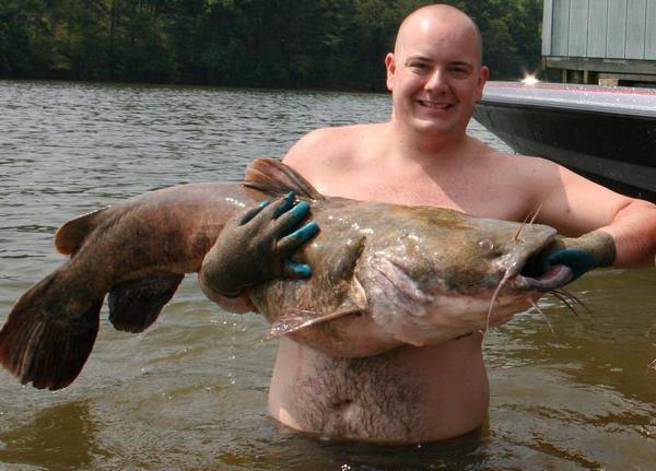 Noodling can result in superficial cuts and minor wounds to the noodler. This can be reduced by wearing gloves and other protective clothing. Losing fingers is also a risk, whether from the bite or infection. Most holes are deep enough that diving is necessary, so there can be a danger of drowning.