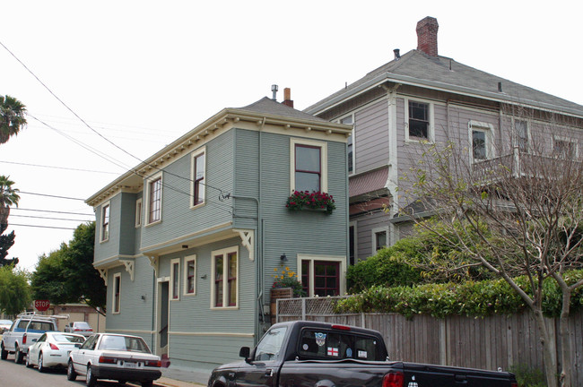 During the turn of the 20th century, all Charles Froling wanted to do was build his dream house, but the city of Alameda wanted to take his land and build a road. The left him with only a sliver of land. Unperturbed, he turned his dream home into a little nightmare palace, at least for his neighbors.