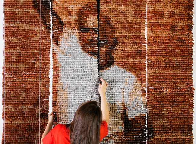 The wire grids were then put in order and hung from a wooden frame.