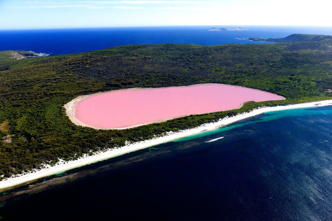 Lake Hillier, Middle Island, Australia.