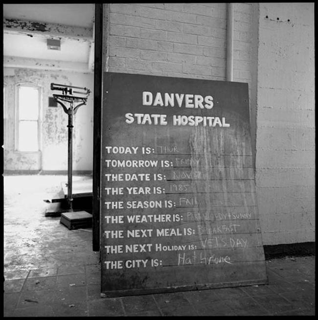 The hospital was only built to house about 600 patients at maximum capacity. However, by 1939, over 2,000 residents were packed into the building.