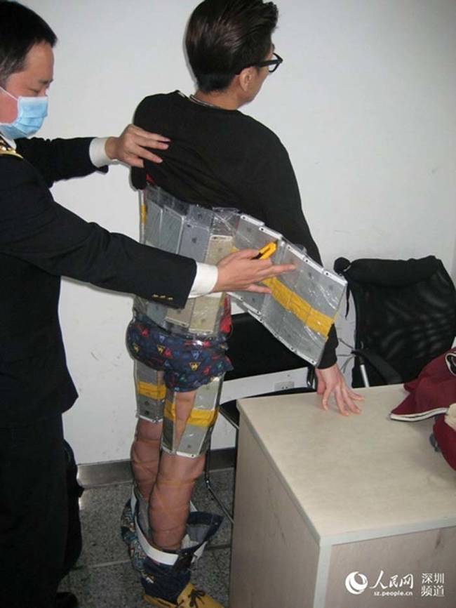 The man had just arrived at Futian Port from Hong Kong carrying two plastic shopping bags which passed inspection. It was when he continuously set off a metal detector that officials thoroughly searched him.