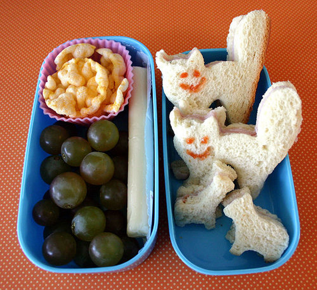 15.) Spooky Cat Sandwiches