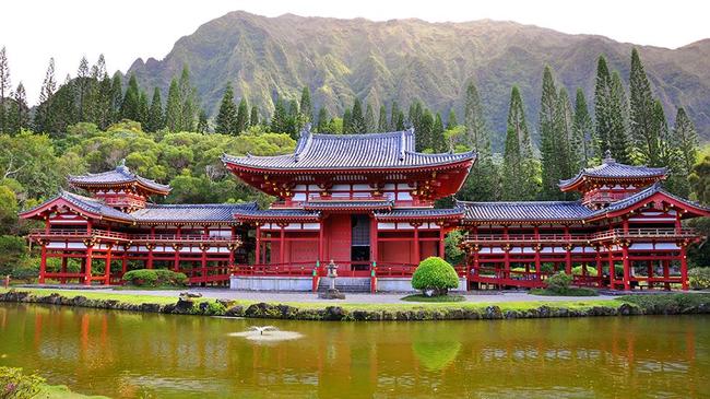 4.) Hating the idea of a 16 hour flight to Japan? Just head to the Byodo-in temple in Oahu, Hawaii.