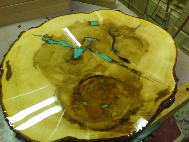 Once the resin was sanded down, the beautiful shine that it gives the table was revealed.