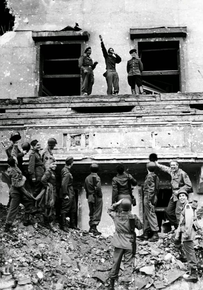 31.) Allied soldiers mock Hitler from the balcony of the Reich Chancellery in 1945.