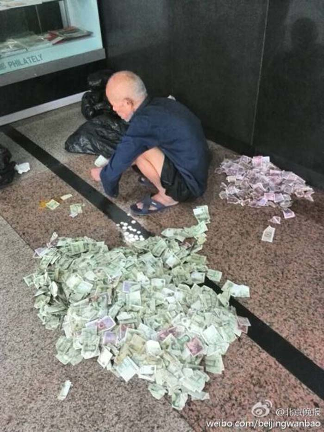 This man is Beijing earn up to $1700 a month just from begging on the street. These pictures of the man were found on Chinese microblogging platform Sina Weibo.