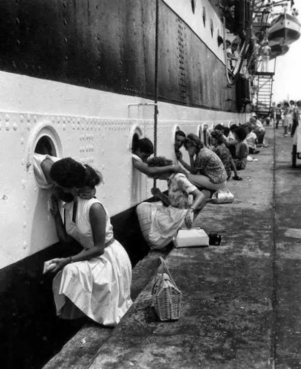 26.) WWII soldiers get their last kiss before being deployed (1940s).