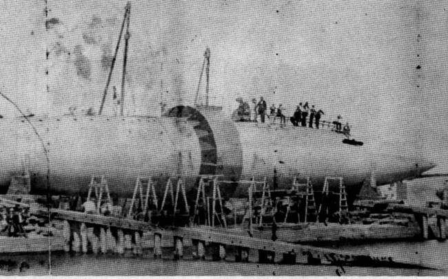 2.) This is a submarine designed in the 19th century - obviously all the bugs hadn't been worked out. I mean, the propeller is in the middle of the the submarine. What gives?