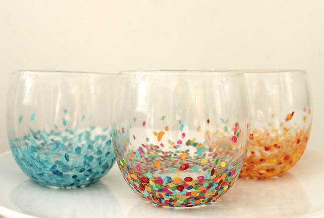 13.) These confetti tumbler glasses were inspired by a pricey glassware set, but cost only $2 to make.