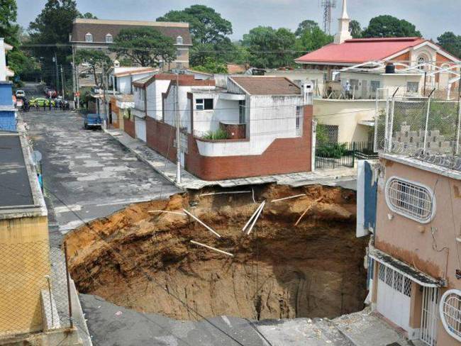 Sudden cracks in the foundation of a building, cracks in a circular pattern on the ground, and doors and windows that won’t close properly are all indicators of an imminent sinkhole.