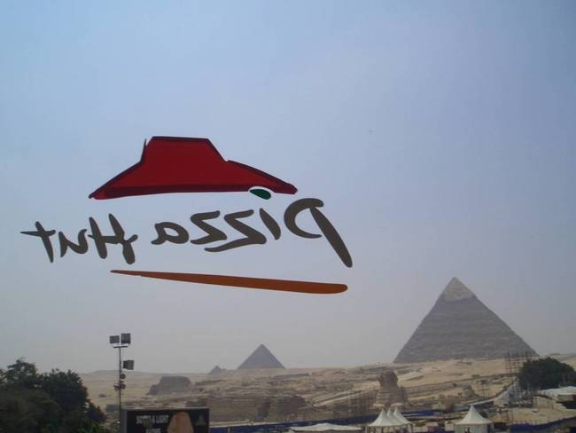 This Pizza Hut has a view of the pyramids.