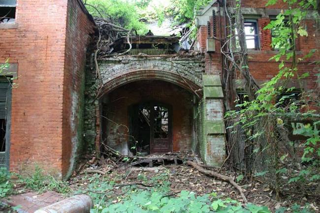 The mission of the hospital on North Brother Island was to isolate and treat victims of small pox and other quarantinable diseases like typhoid.