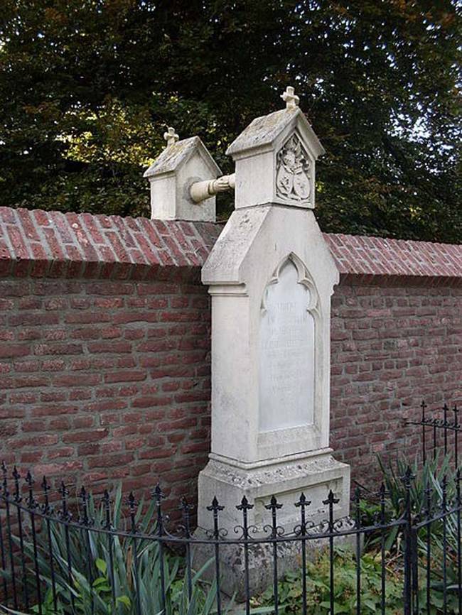 These graves of husband and wife are connected from two adjacent cemeteries. The wife was a protestant and the husband was Catholic. They died at a time when protestants and catholics cemeteries were strictly separated.