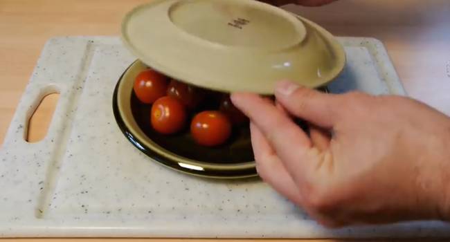 3. Cutting lots of cherry tomatoes can be a hassle sometimes. DaveHax suggests making the process easier by placing your tomatoes between two plates, allowing for a small gap between the edges of the plates.