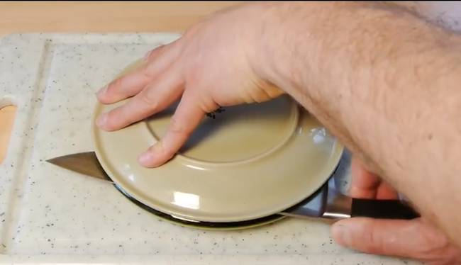 Run a sharp knife between the two plates, slicing the cherry tomatoes.