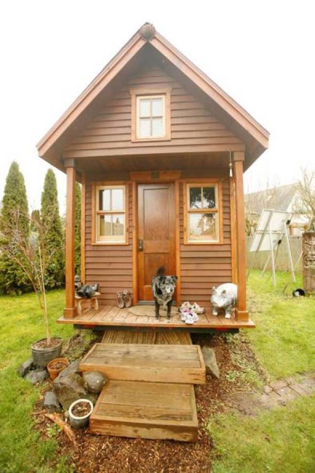 After suffering from an early-age heart attack, Dee Williams decided to rethink her life priorities. Now, she lives on her own in this tiny cabin in Olympia, Washington. Her house is only 84 square feet.