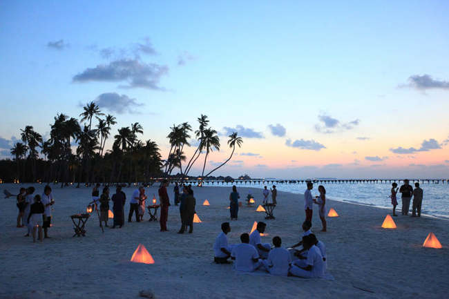 A little get-together: resort guests gather by the ocean just before sundown.