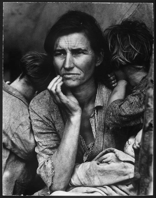 20.) A mother is consumed by her worries and watches over her children during the Dust Bowl (1936). This photo of Florence Owens Thompson is actually one of the photos on this list that became quite famous in its own right.