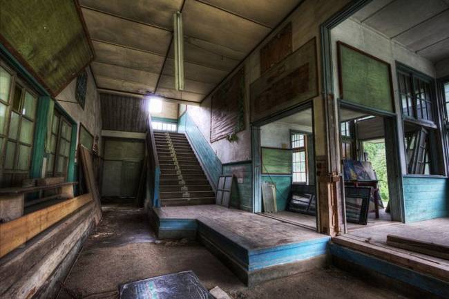 Part of what made this school beautiful was it's many windows, letting in the sun and making it less dreary.