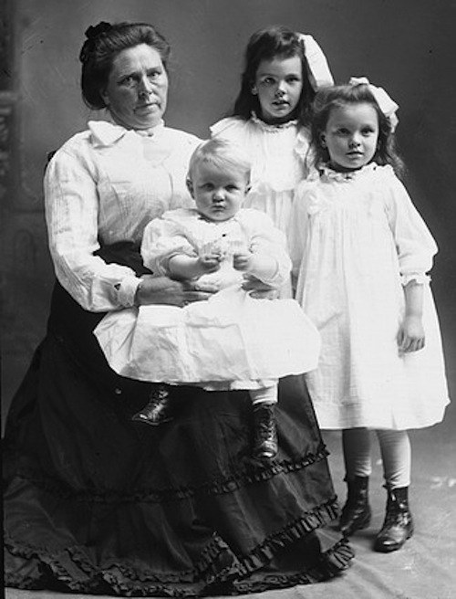 9. Belle Gunness: In the early 20th century, Gunness killed a string of over 40 suitors and husbands in order to collect their life insurance settlements. She found most of her victims through a personal ad she placed in the local paper.