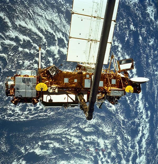 15.) There's more than 8,000 pieces of space junk floating around the Earth.