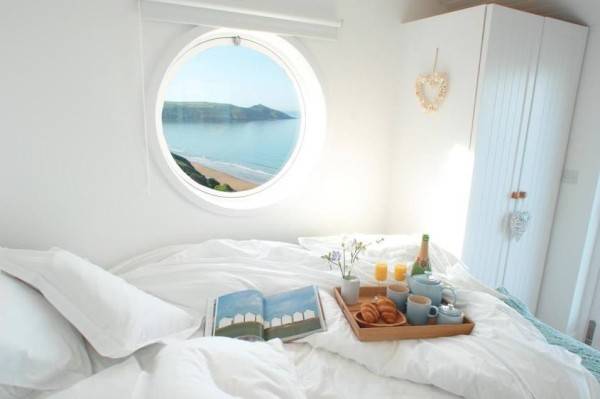 You wouldn't need an alarm clock to get you out of bed when you had this view to look forward to.