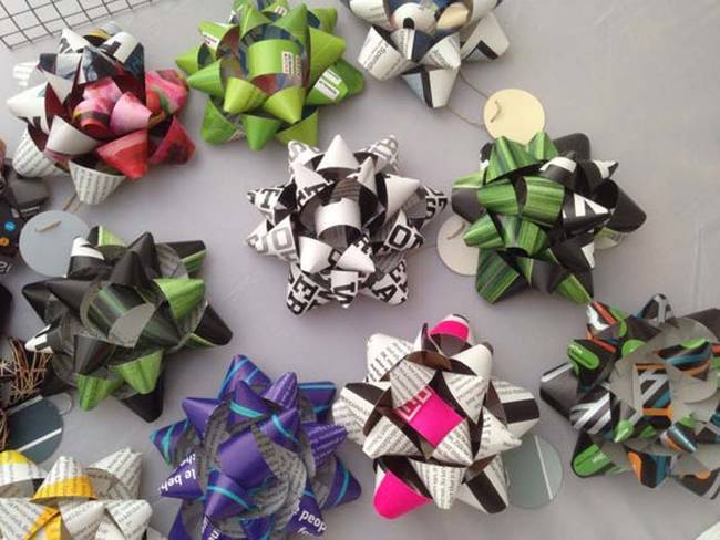 Recycle old magazines into fluffy and fun bows.