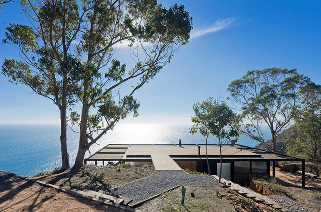 The flat timber roof lets in sunlight to the whole house.