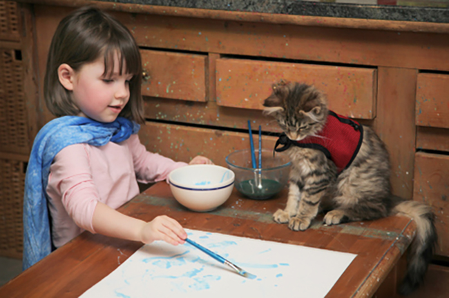 She is often joined by her therapy cat, Thula.