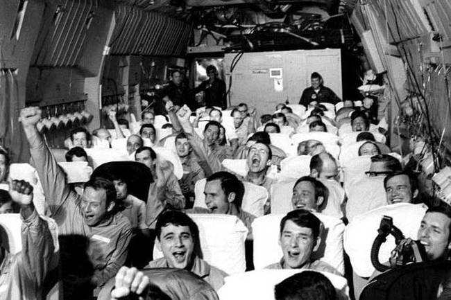 20.) American POWs heading home from Vietnam as their plane finally lifts off.