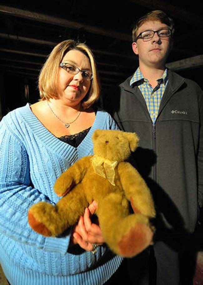 Now, Scott and his mom Samantha are on the hunt for the original owners of the bear so they can return the ashes.