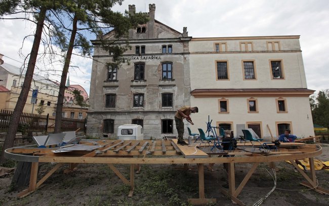 After the base of the boat was done, a frame was needed to the support the bottles once they were in the water.