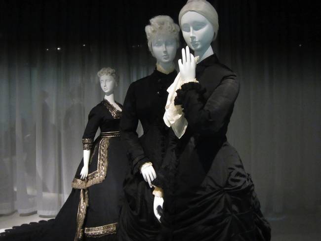 Mourning attire was made for men, but the mourning culture was mainly composed of women. They seemed to respond to the "romantic" aspect of grief.