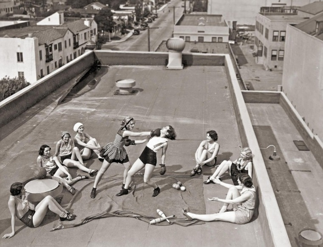 19.) Women boxing on a Los Angeles rooftop in 1933.