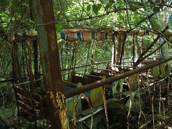 9.) Okutama Ropeway in Haikyo, Saitama, Japan (closed in 1966)