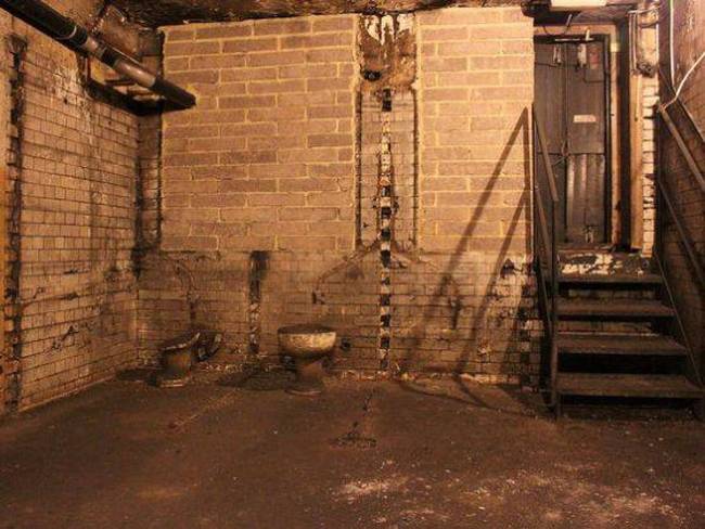 6.) The Old Loos Of The Mark Lane Station.